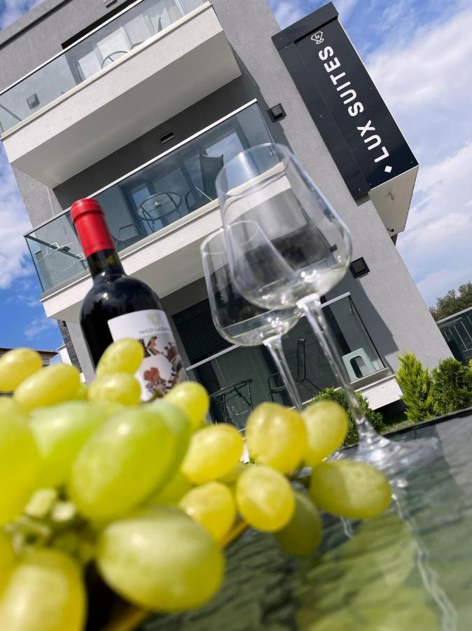 Luxsuites Ofrinion Bagian luar foto