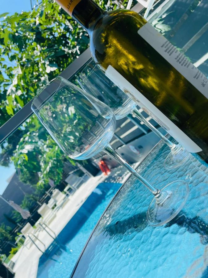 Luxsuites Ofrinion Bagian luar foto