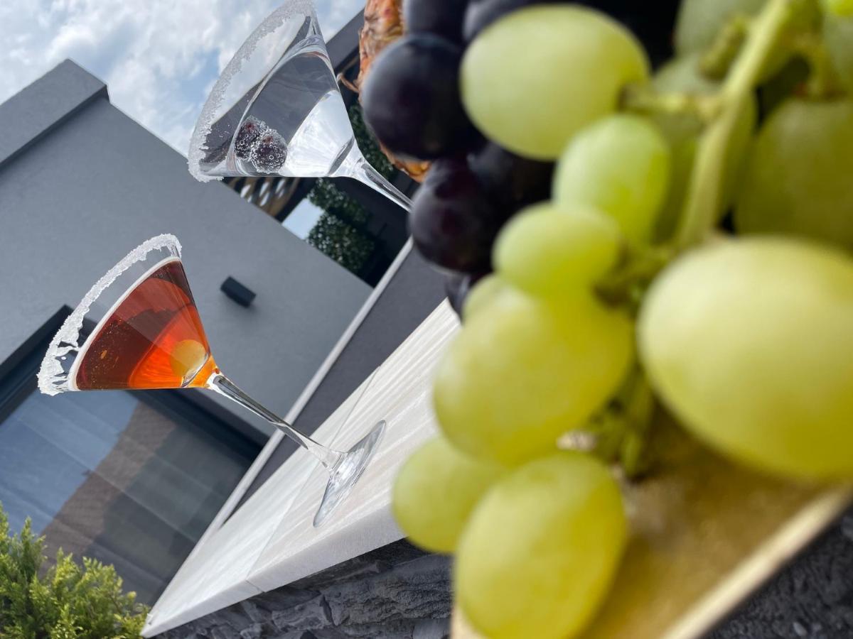 Luxsuites Ofrinion Bagian luar foto
